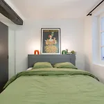 Bright Modern Vintage Renovated Flat In Le Marais
